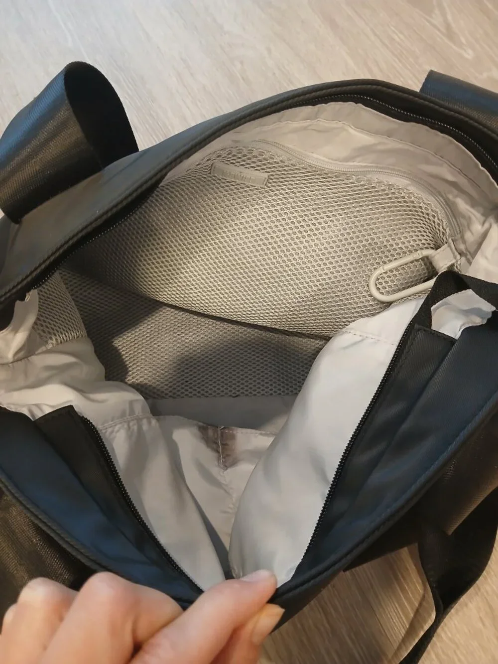 REALLY GREAT SLEEK BLACK KSWISS ZIPPERED TOTE!!!